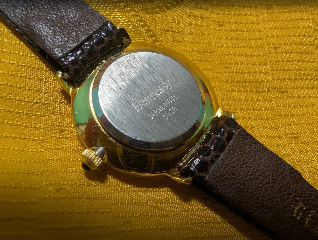Vintage Pre-Owned Hennessy Paris Women’s Watch – Gold Tone – Premium Strap – Elegant Minimalist