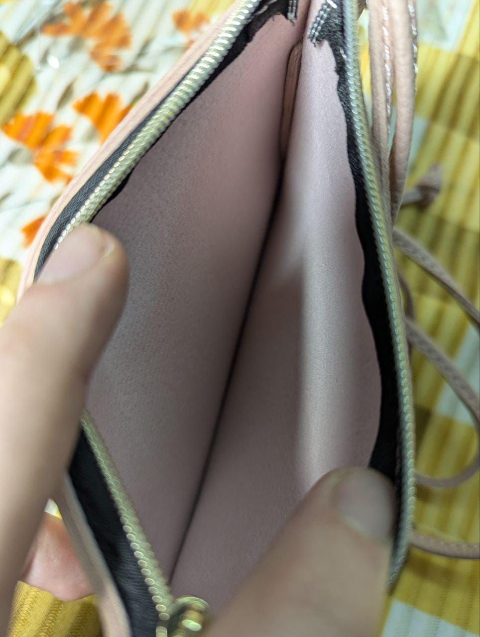 Pre-Owned Kluga Pink Smartphone Neck Pouch, Soft Textured Mini Bag, Zippered Essentials Holder