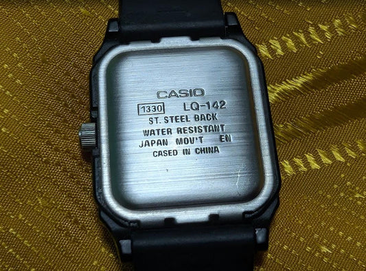 casio lq-142 gold dial vintage Pre-Owned small watch minimalist black quartz japan women unisex. Case 22mm.New Battery