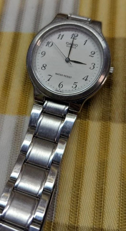 Vintage Pre-Owned Casio MTP-1131 705 Quartz Watch White Dial Stainless Steel Bracelet Japan Movement Men’s Wristwatch