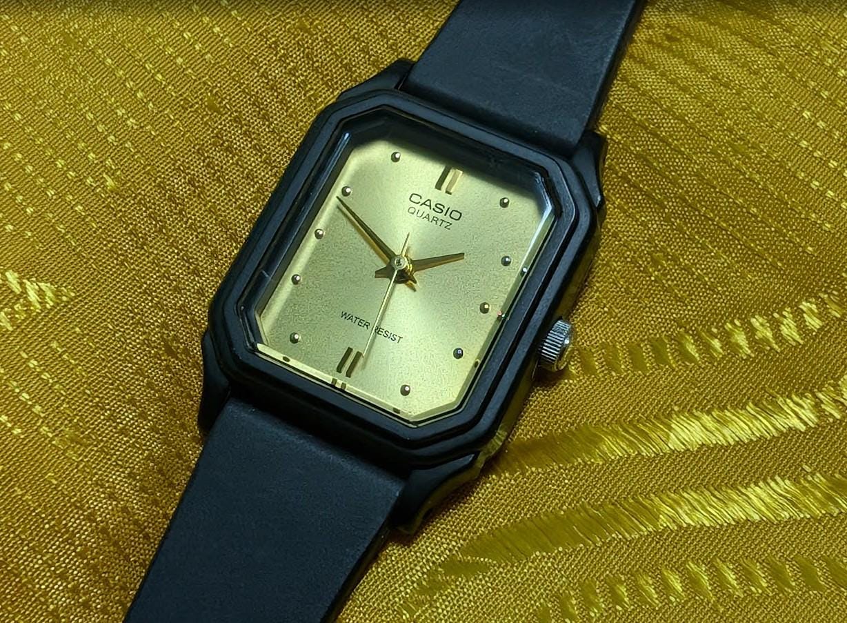 casio lq-142 gold dial vintage Pre-Owned small watch minimalist black quartz japan women unisex. Case 22mm.New Battery