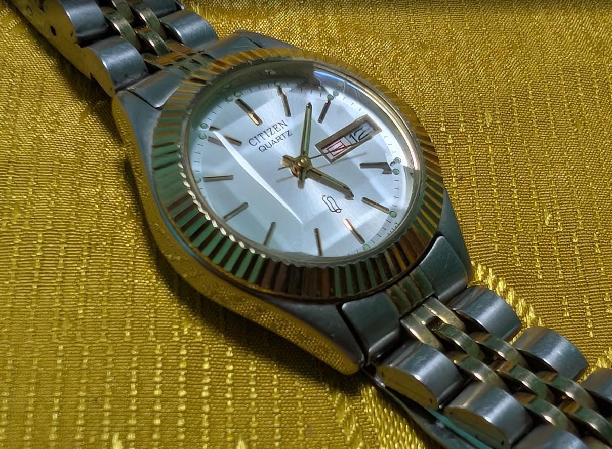 Vintage Pre-Owned Citizen Quartz 6000-K09346 Watch 25mm Day Date Original Bracelet New Battery Working Video Japan Silver Dial