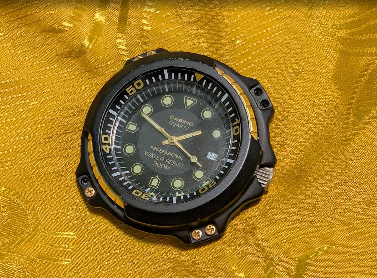 Vintage Pre-Owned Casirio Quartz Professional 300M Diver Style Watch 47mm Metal Case Parts Repair Project Watch Head Only