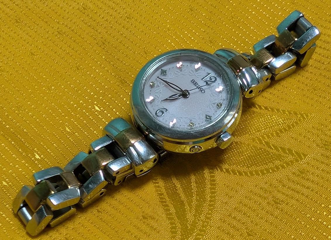 Vintage Pre-Owned Seiko Radio Wave Control Solar 1B21-0AK0 Womens Watch 25mm Premium Japan Solar Working Watch