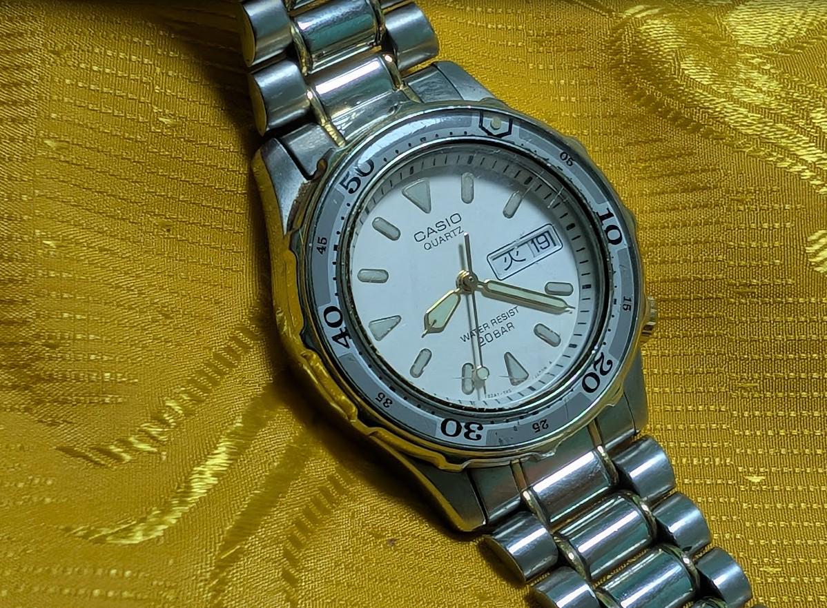 Casio MD-715 Marlin Vintage Pre-Owned Diver Watch 200M WR Steel Bracelet Day Date Quartz Japan. case 35mm.NEW Battery