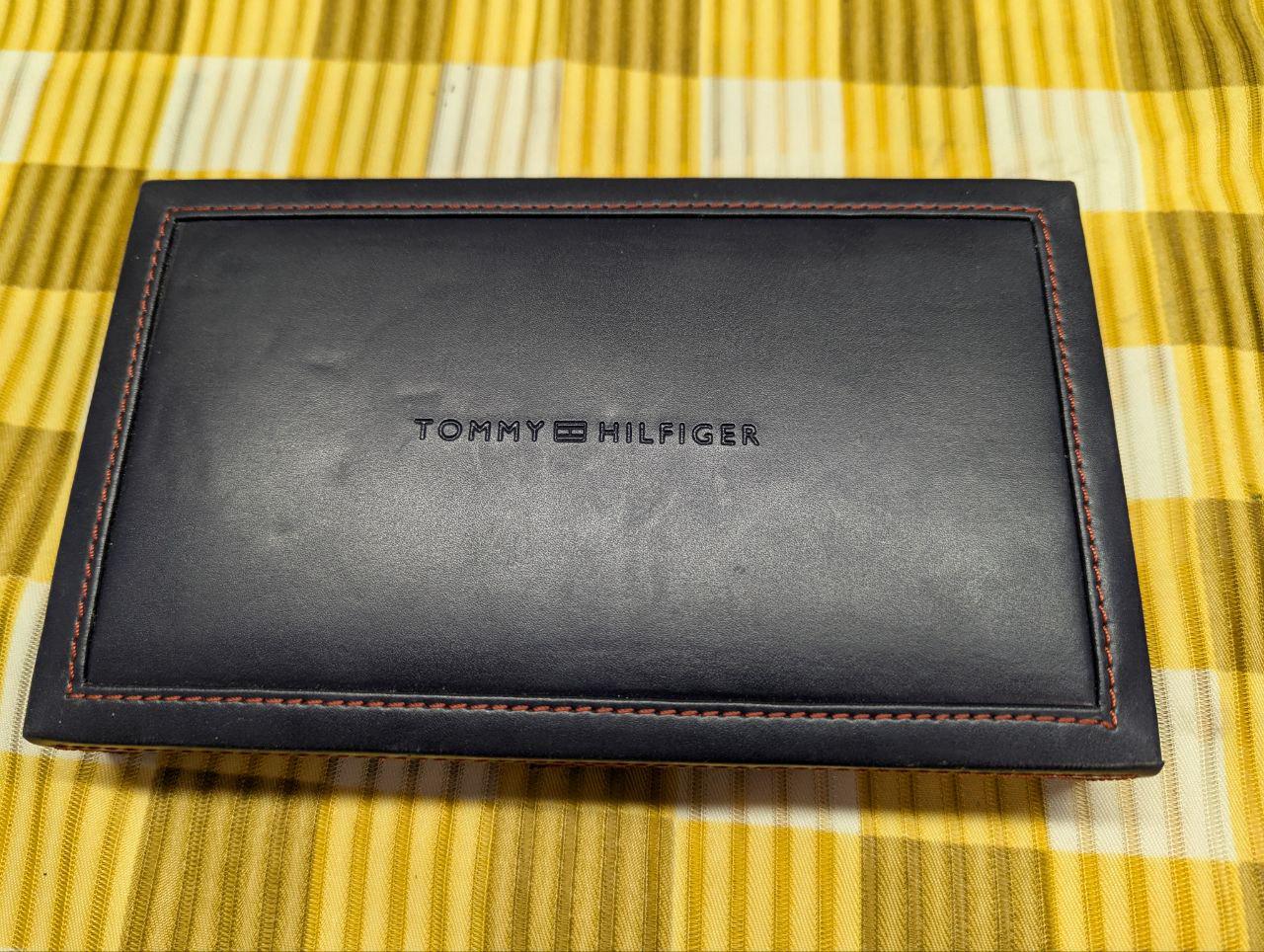 Pre-Owned TOMMY HILFIGER Black Zipper Wallet with BOX