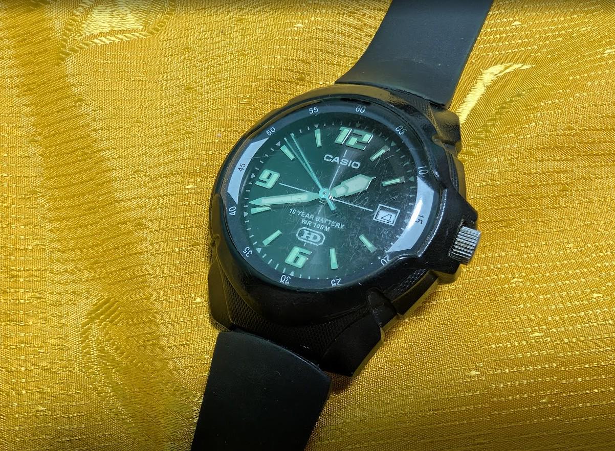 Vintage Pre-Owned Casio MW-600 HD 10 Year Battery WR100M Analog Watch 40mm Black Dial Date Japan Movement Running Video