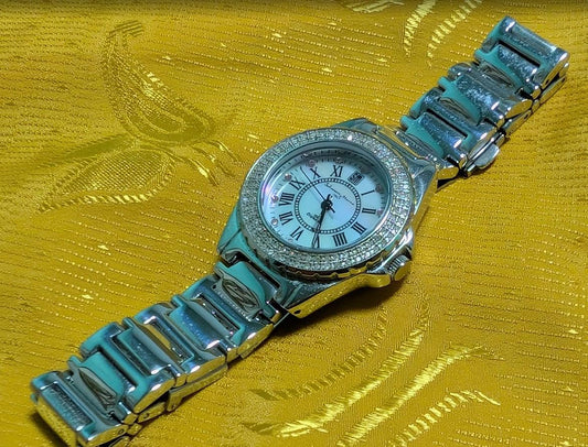 Salvatore Marra SM6501 Vintage Pre-Owned Women Watch 100 Diamonds Crystal Bezel Mother of Pearl Dial 33mm Case Steel Bracelet Elegant