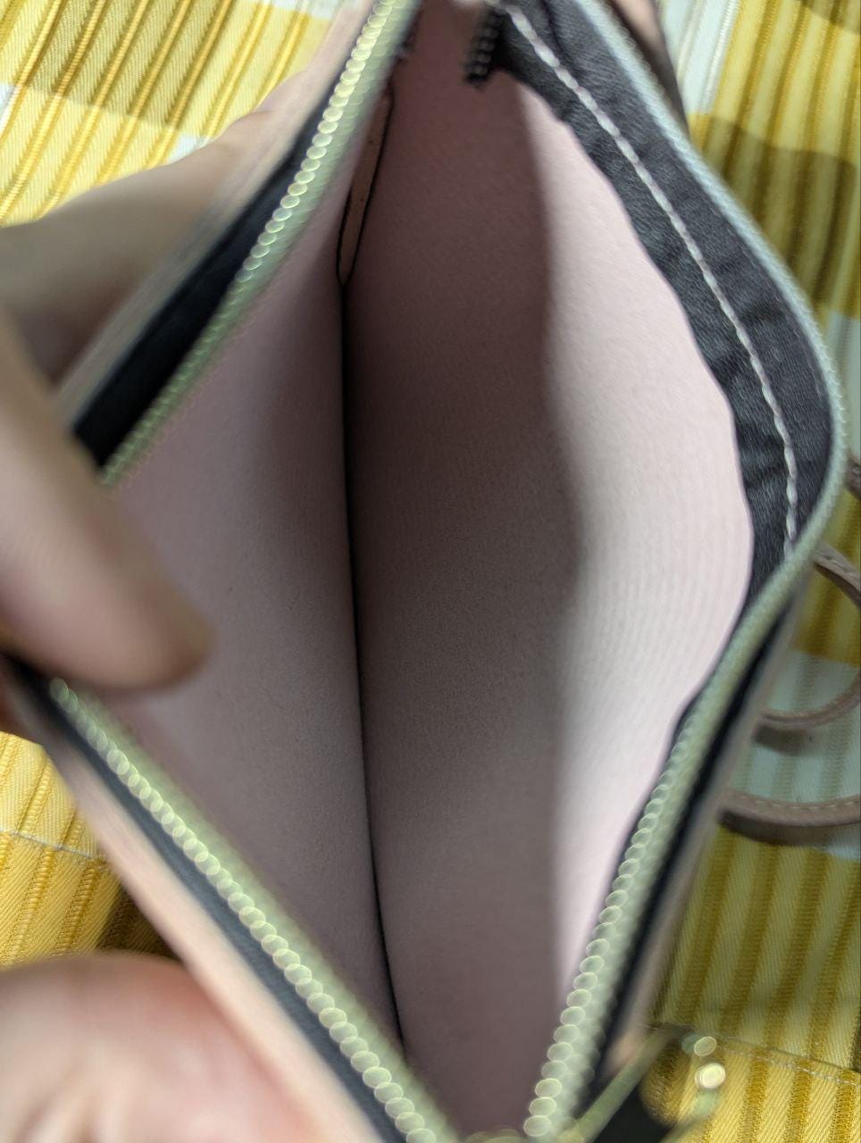 Pre-Owned Kluga Pink Smartphone Neck Pouch, Soft Textured Mini Bag, Zippered Essentials Holder