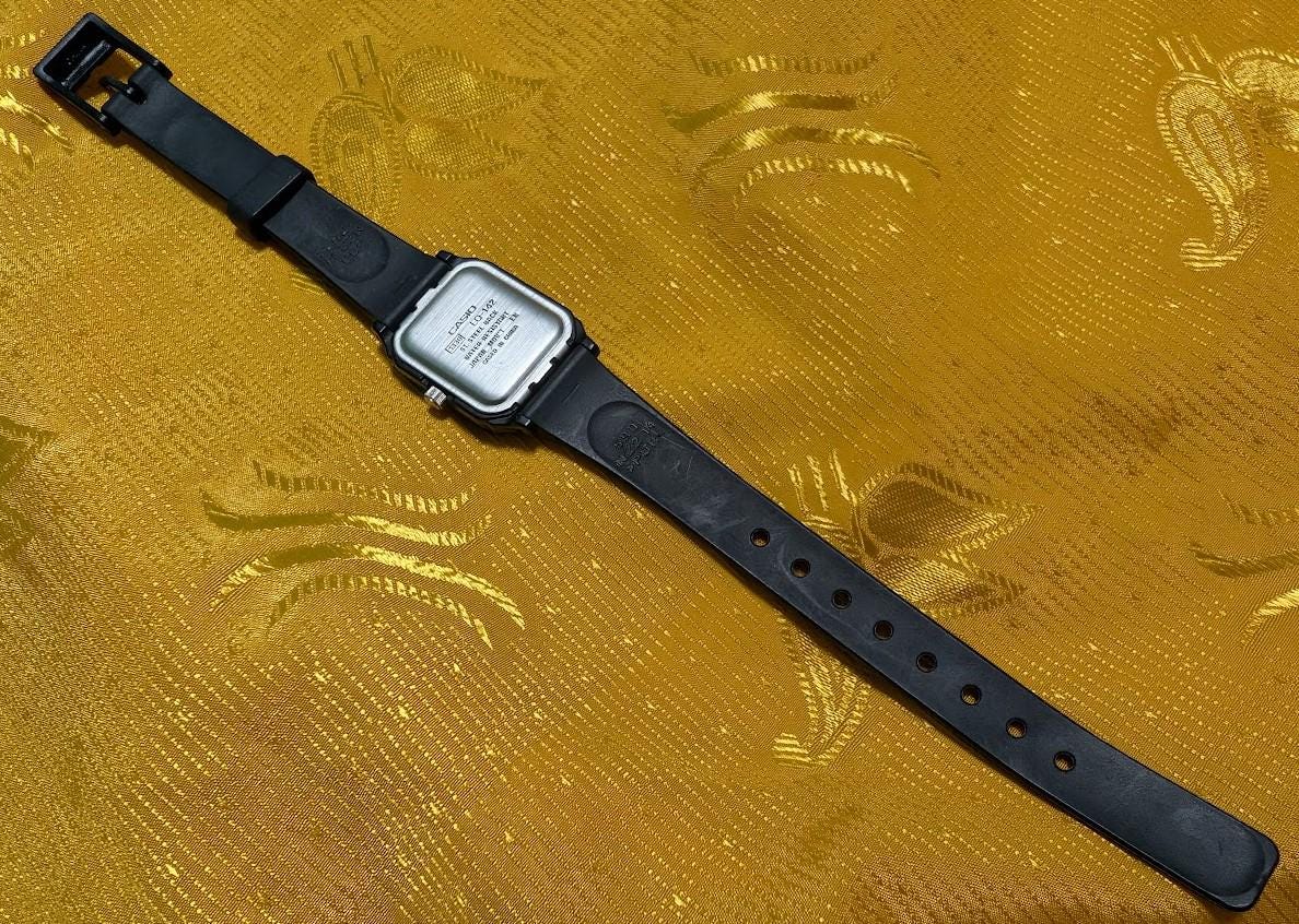 casio lq-142 gold dial vintage Pre-Owned small watch minimalist black quartz japan women unisex. Case 22mm.New Battery