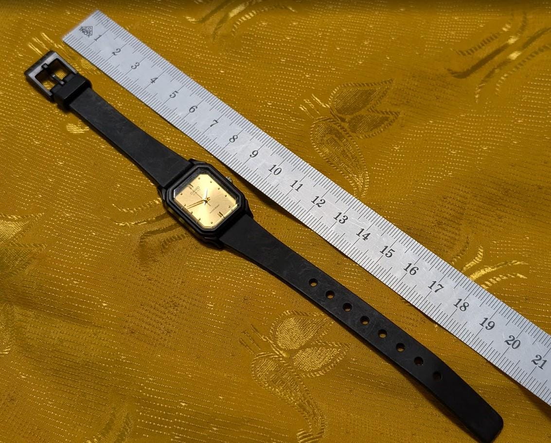 casio lq-142 gold dial vintage Pre-Owned small watch minimalist black quartz japan women unisex. Case 22mm.New Battery