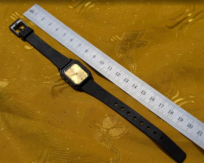 casio lq-142 gold dial vintage Pre-Owned small watch minimalist black quartz japan women unisex. Case 22mm.New Battery