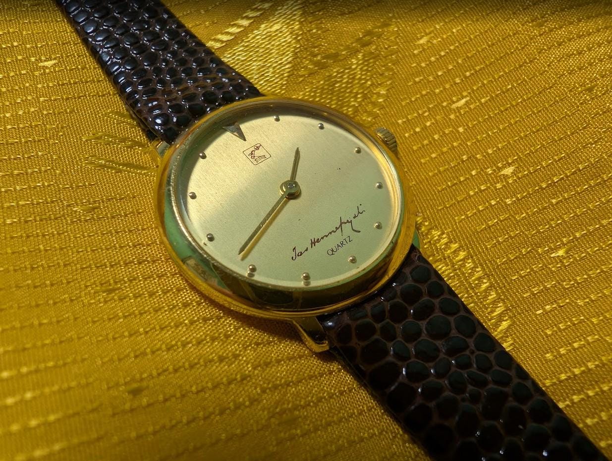 Vintage Pre-Owned Hennessy Paris Women’s Watch – Gold Tone – Premium Strap – Elegant Minimalist