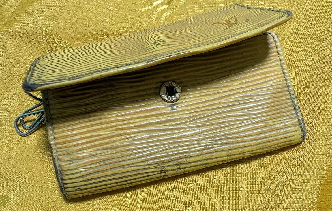 Louis Vuitton Epi Leather Key Holder Wallet Vintage Pre-Owned Yellow 4 Hooks Made in Spain LV Organizer Classic