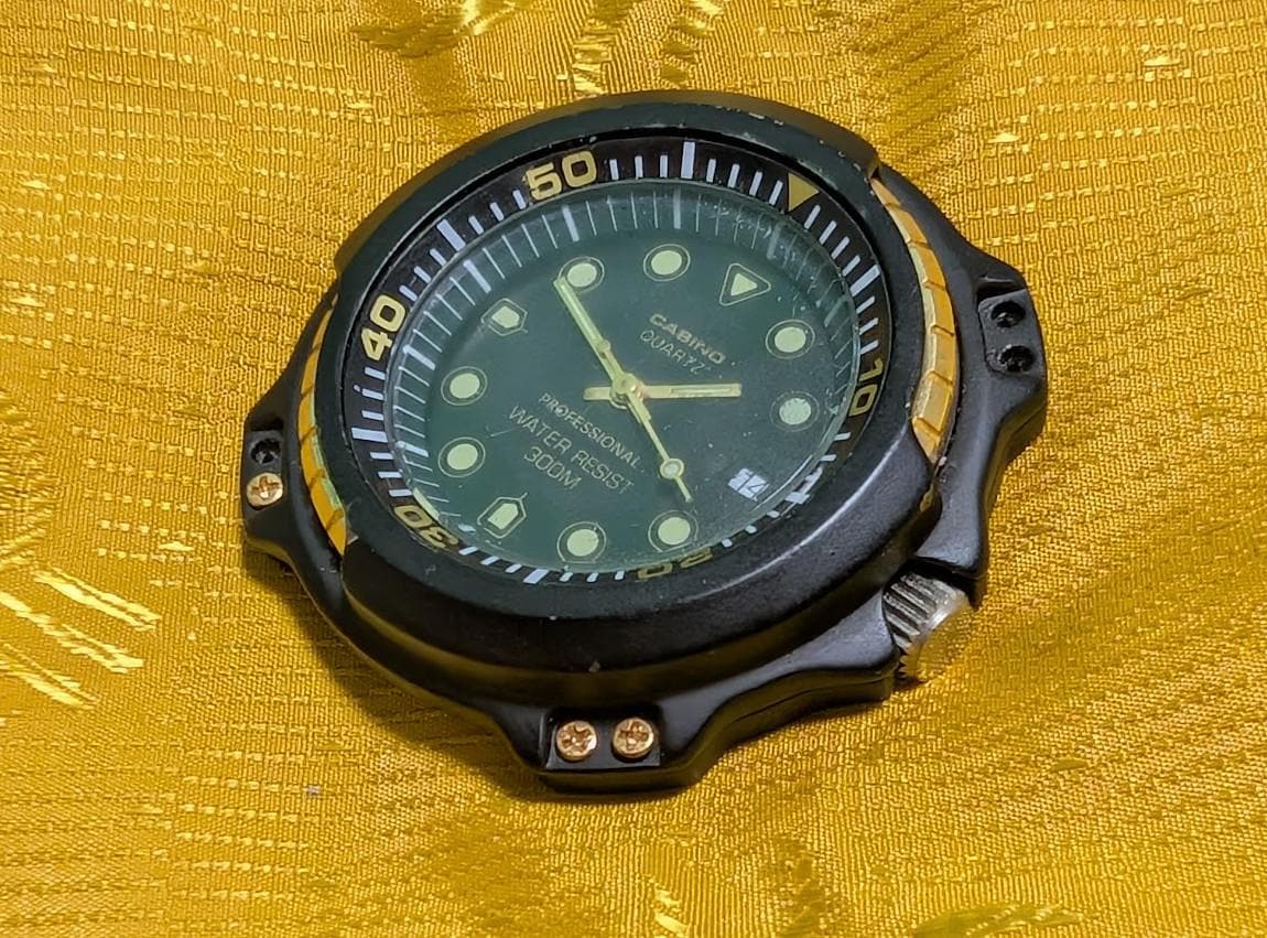 Vintage Pre-Owned Casirio Quartz Professional 300M Diver Style Watch 47mm Metal Case Parts Repair Project Watch Head Only