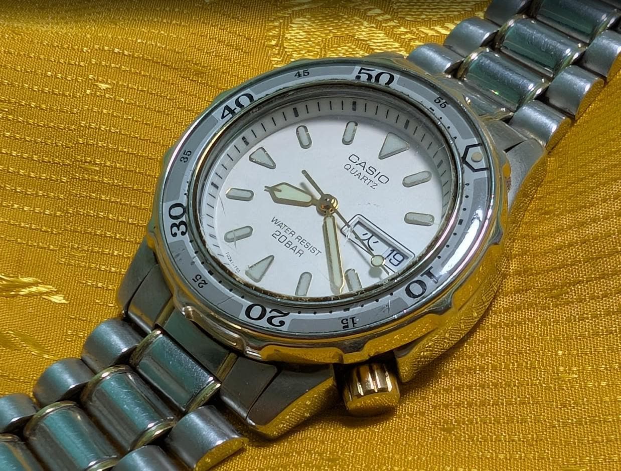 Casio MD-715 Marlin Vintage Pre-Owned Diver Watch 200M WR Steel Bracelet Day Date Quartz Japan. case 35mm.NEW Battery