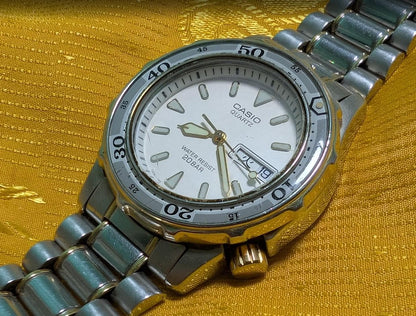 Casio MD-715 Marlin Vintage Pre-Owned Diver Watch 200M WR Steel Bracelet Day Date Quartz Japan. case 35mm.NEW Battery