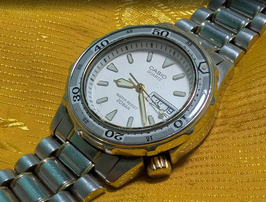 Casio MD-715 Marlin Vintage Pre-Owned Diver Watch 200M WR Steel Bracelet Day Date Quartz Japan. case 35mm.NEW Battery