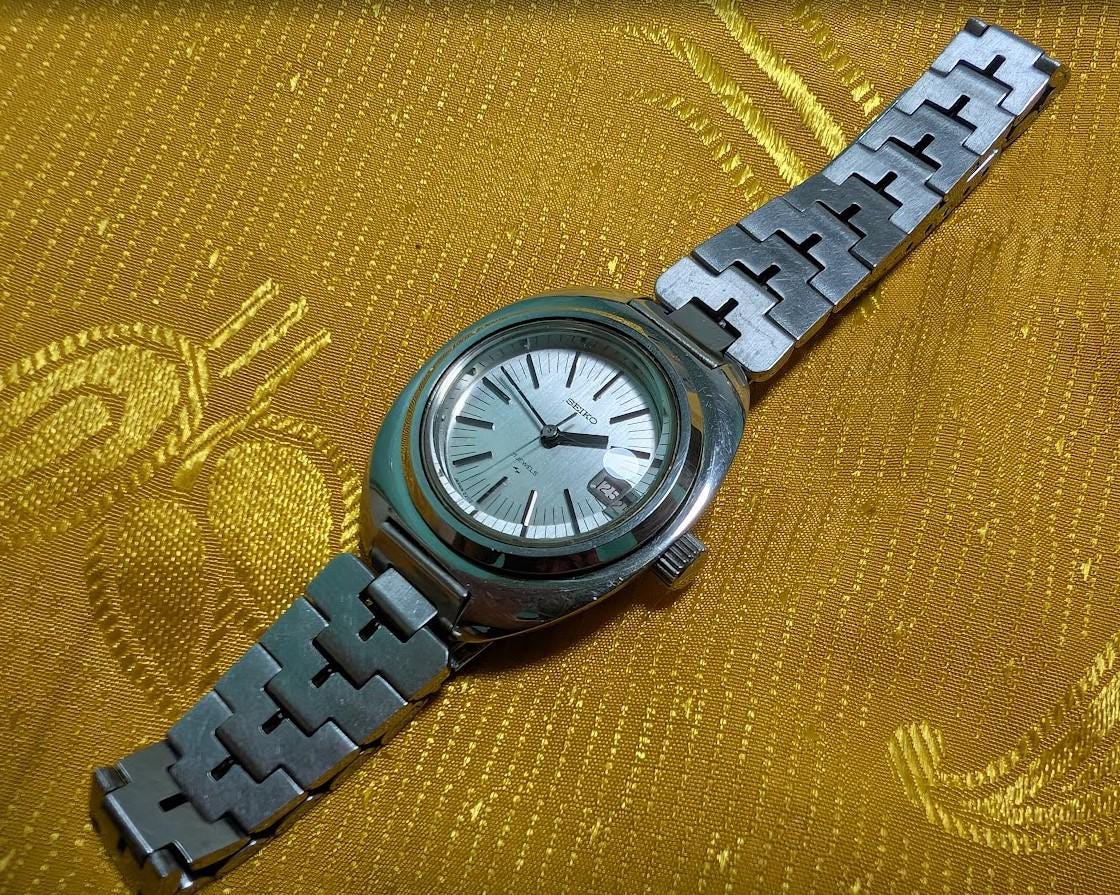 Seiko 2202-0050 Ladies Watch Japan Vintage Pre-Owned Working 21 Jewels Silver Dial Original Bracelet Collectible Timepiece