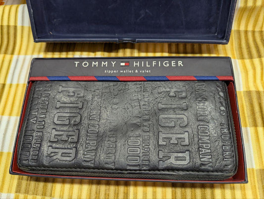 Pre-Owned TOMMY HILFIGER Black Zipper Wallet with BOX