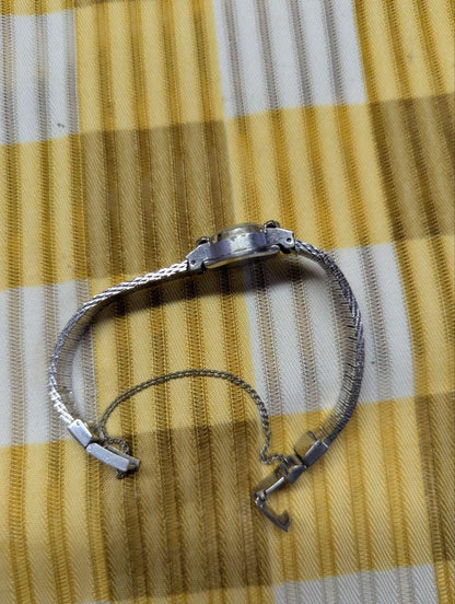 Vintage Pre-Owned Seiko Ladies Mechanical Watch 21 Jewels Silver Tone Dress Wristwatch Working Japan 10-0900 Petite Bracelet Watch Vintage Jewelry