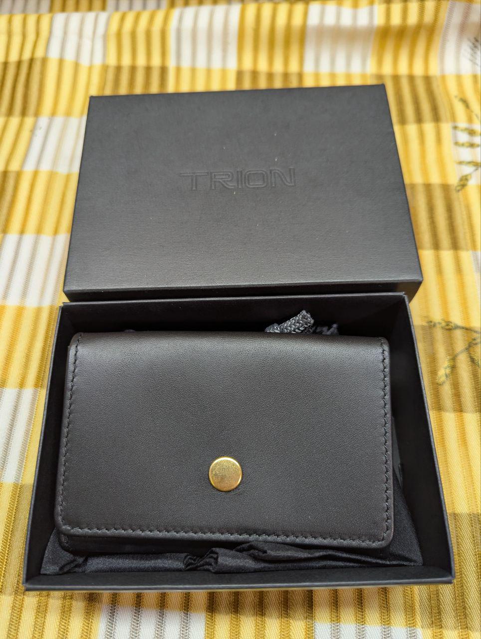 Pre-Owned TRION bifold Wallet Black with Bag & Box