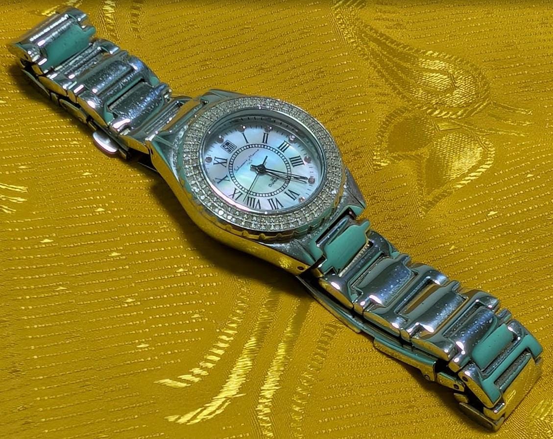 Salvatore Marra SM6501 Vintage Pre-Owned Women Watch 100 Diamonds Crystal Bezel Mother of Pearl Dial 33mm Case Steel Bracelet Elegant