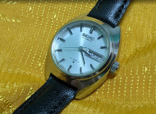 Vintage Pre-Owned Seiko Automatic 2706-0080 Ladies Watch 21 Jewels Japan 25mm Running Day Date Silver Dial Leather Strap