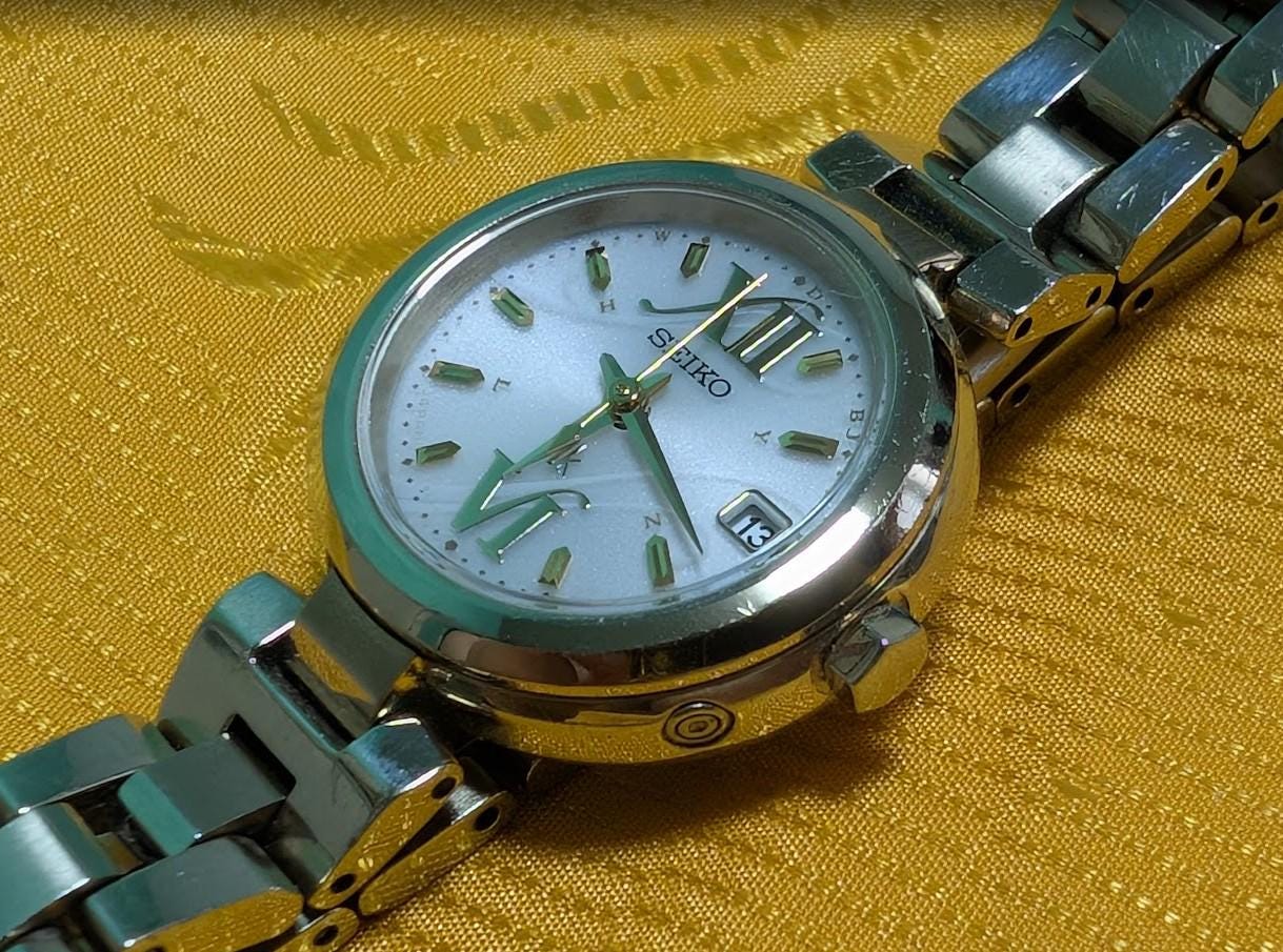Vintage Pre-Owned Seiko Radio Wave Control Solar 1B22-0AC0 Womens Watch 25mm Luxury Japan Working Watch