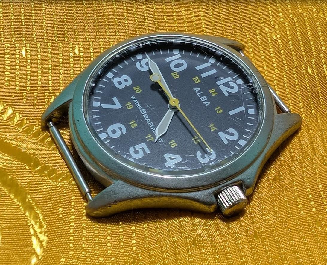 Vintage Pre-Owned ALBA V501-0AK0 Field Style Quartz Watch 37mm Military Dial New Battery Working Japan Movement.