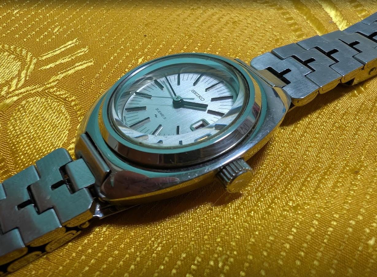 Seiko 2202-0050 Ladies Watch Japan Vintage Pre-Owned Working 21 Jewels Silver Dial Original Bracelet Collectible Timepiece