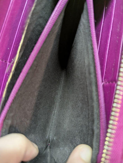 Vintage Pre-Owned Rare Gucci Nice Microguccissima Fuchsia Patent Leather Zip Around Continental Wallet Gold Stirrup