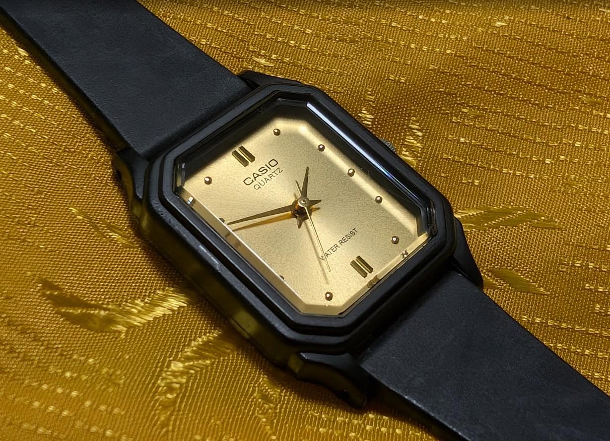 casio lq-142 gold dial vintage Pre-Owned small watch minimalist black quartz japan women unisex. Case 22mm.New Battery