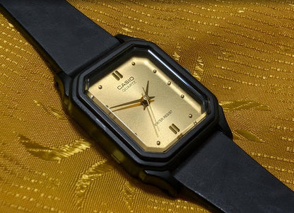 casio lq-142 gold dial vintage Pre-Owned small watch minimalist black quartz japan women unisex. Case 22mm.New Battery