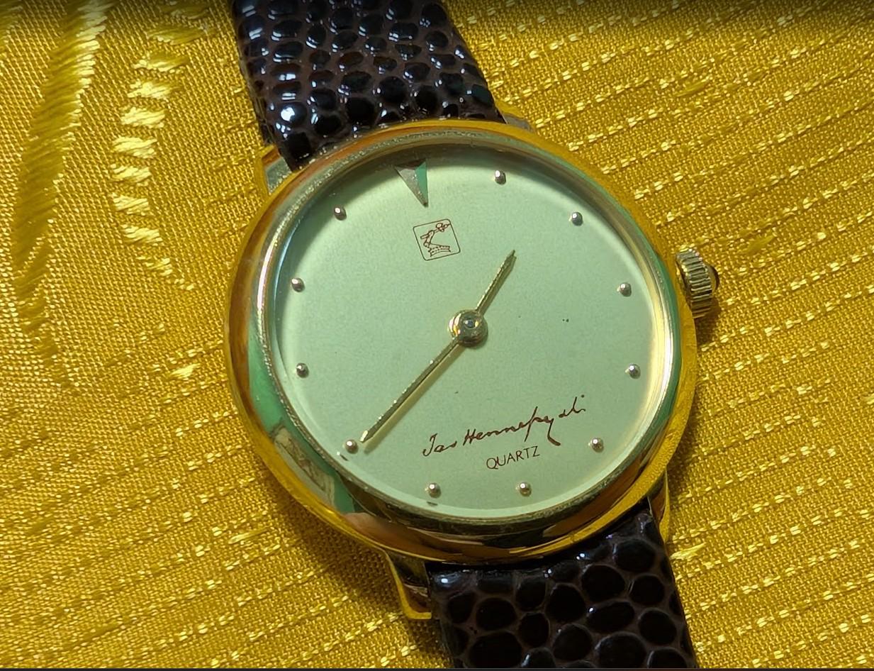 Vintage Pre-Owned Hennessy Paris Women’s Watch – Gold Tone – Premium Strap – Elegant Minimalist