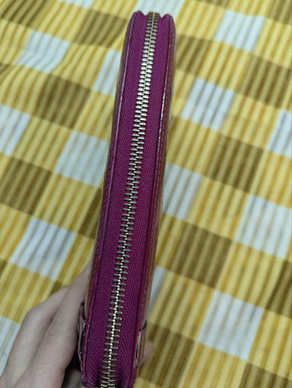 Vintage Pre-Owned Rare Gucci Nice Microguccissima Fuchsia Patent Leather Zip Around Continental Wallet Gold Stirrup