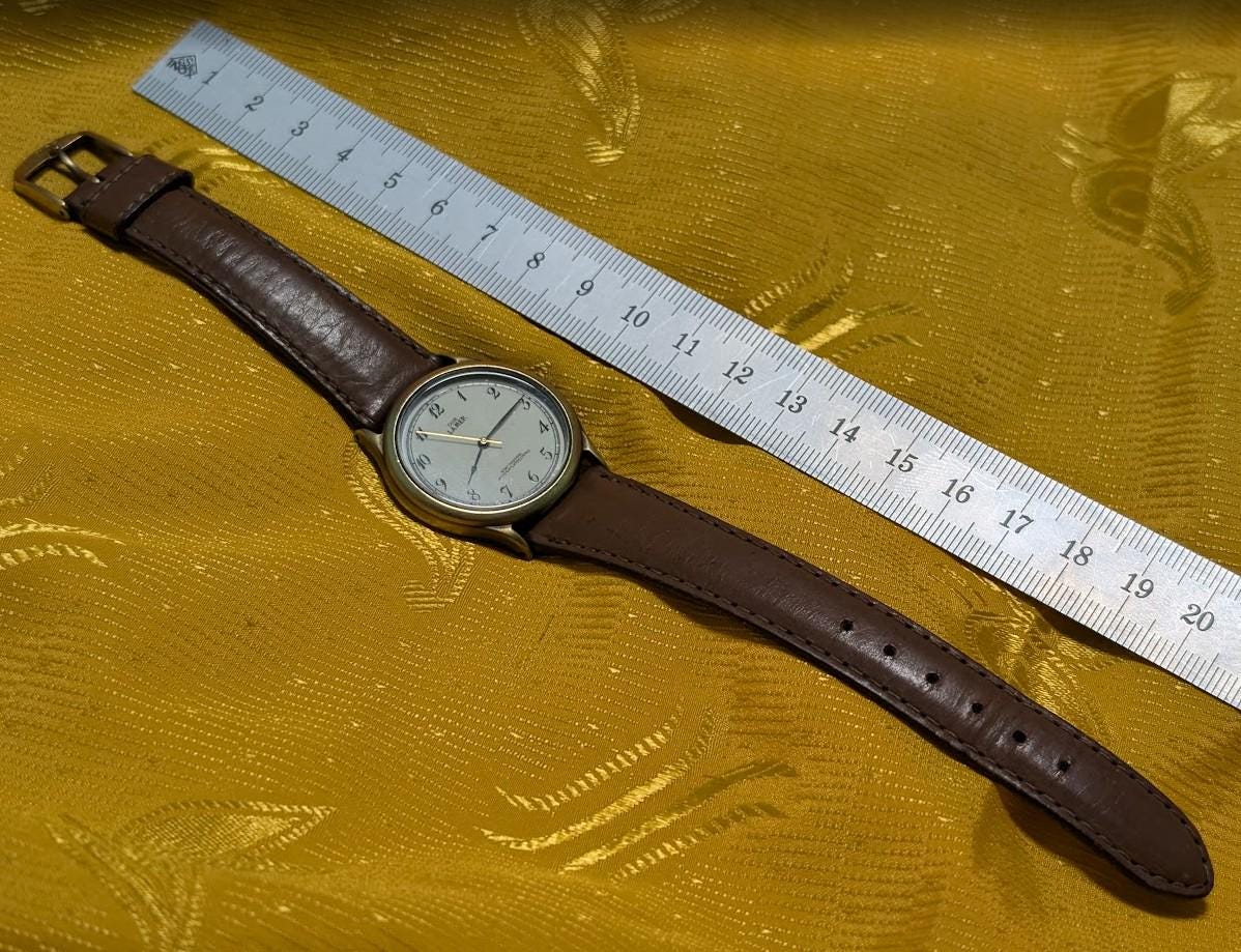 Citizen Club La Mer Quartz Watch 33mm Vintage Pre-Owned Japan White Dial Arabic Numerals Leather Strap Classic Dress Watch