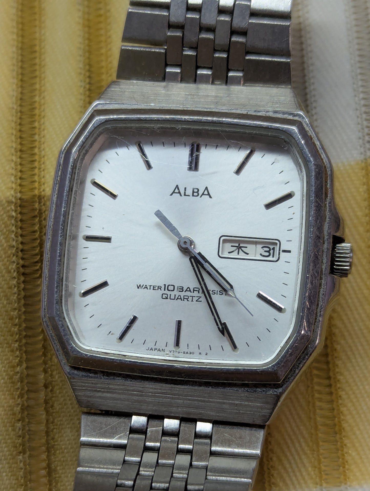 ALBA Quartz Day-Date V733-5A30
